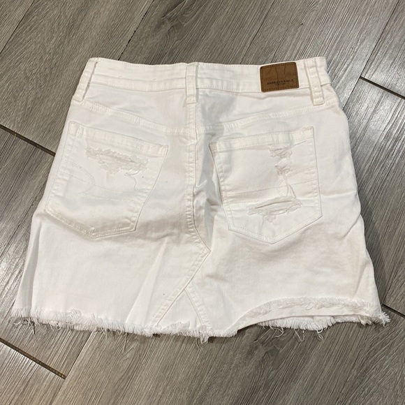 American Eagle White Distressed Stretch Denim Skirt. Size 2 - Picture 5 of 9